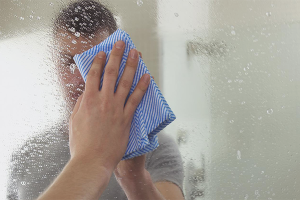  How to wash a mirror without stains