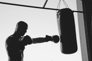  How to hang a punching bag in the apartment