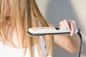  So stellen Sie die Haare nach dem Bügeln wieder her