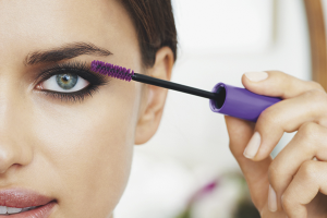  How to paint the eyelashes with mascara