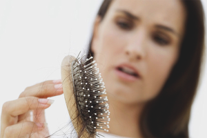  Wie man die Haare vor dem Herausfallen stärkt