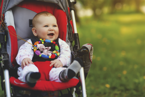  Een kind leren op een kinderwagen