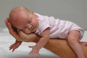  Wie hält man ein neugeborenes Baby?