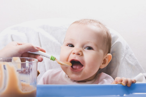  Hoe de babyvoeding op de juiste manier binnen te gaan