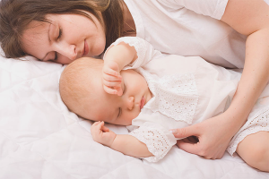  Wie man ein Kind mit seiner Mutter schlafen lässt