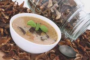  Wie man Pilzsuppe aus getrockneten Pilzen kocht