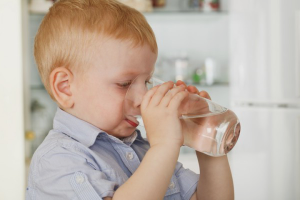  Wie man einem Kind beibringt, Wasser zu trinken