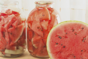  Wie man Wassermelonen für den Winter in Banken eingelegt