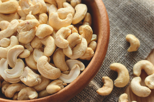  The benefits and harm of cashew nuts