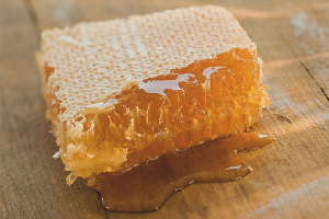  The benefits and harm of honey in comb