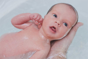  In welchem ​​Wasser ein neugeborenes Baby baden