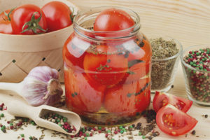  De voordelen en schade van gezouten tomaten