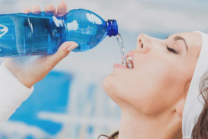  Hoeveel mensen zouden water per dag moeten drinken